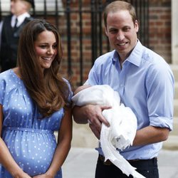 El Príncipe Guillermo y Kate Middleton en la presentación de su primer hijo