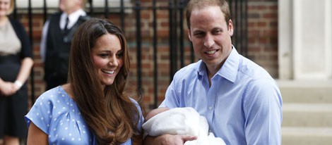 El Príncipe Guillermo y Kate Middleton en la presentación de su primer hijo