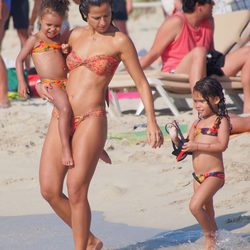 Paula Morais con las hijas de Ronaldo en Ibiza