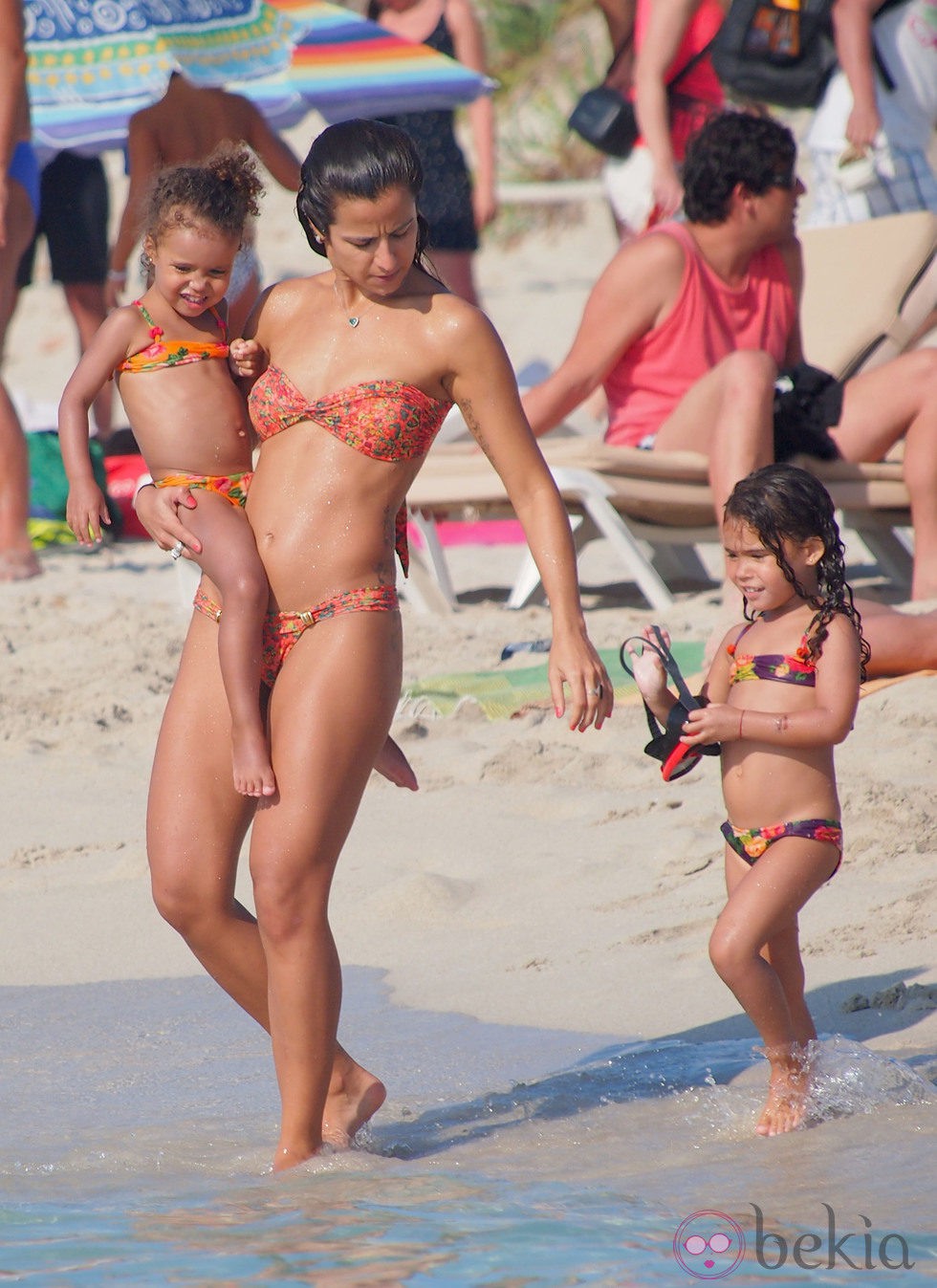 Paula Morais con las hijas de Ronaldo en Ibiza