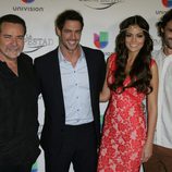 Los actores posando durante la premier de la telenovela 'La Tempestad' en Los Ángeles