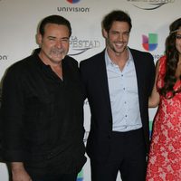 Los actores posando durante la premier de la telenovela 'La Tempestad' en Los Ángeles