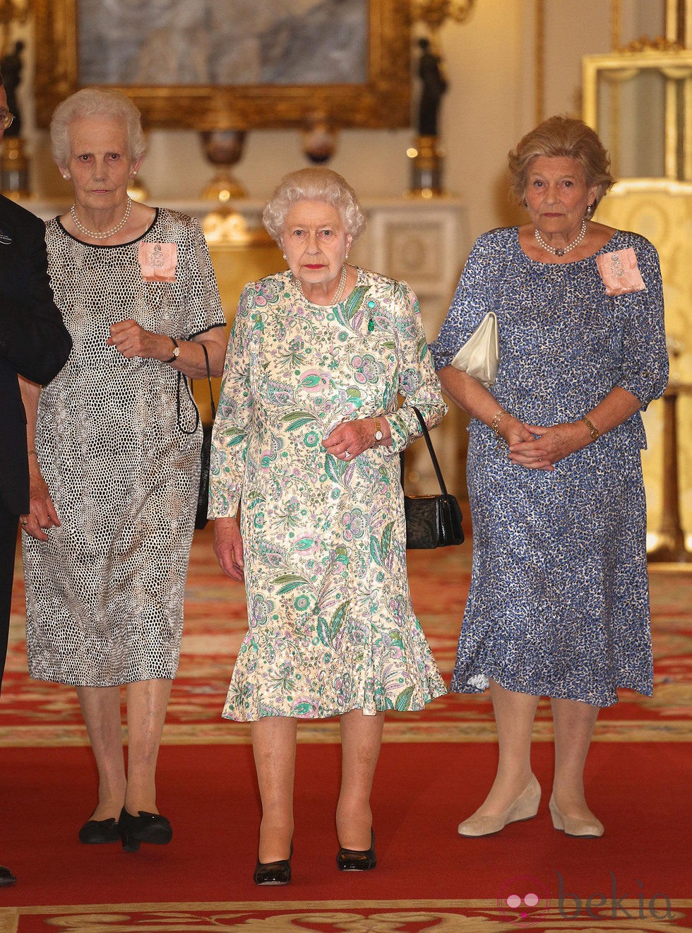 La Reina Isabel II tras el nacimiento de su bisnieto el Príncipe Jorge de Cambridge