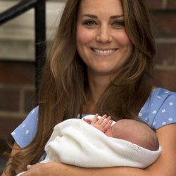 Kate Middleton sonríe con su primer hijo en sus brazos en su presentación