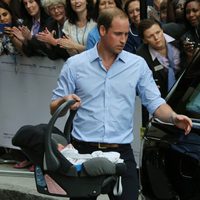 El Príncipe Guillermo mete a su primer hijo en el coche tras su presentación