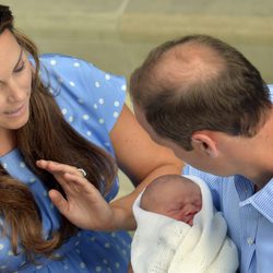 Los Duques de Cambridge miran la cara de su hijo en su presentación