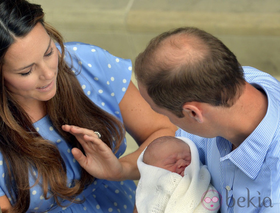 Los Duques de Cambridge miran la cara de su hijo en su presentación