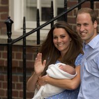 El Príncipe Guillermo y Kate Middleton sonríen y saludan con su bebé en su presentación