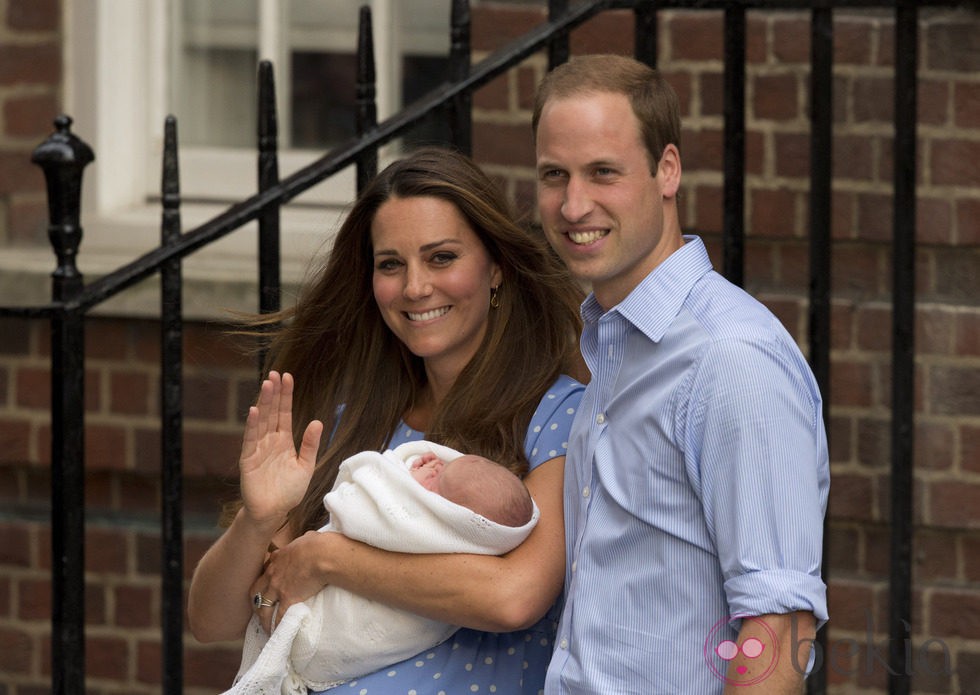 El Príncipe Guillermo y Kate Middleton sonríen y saludan con su bebé en su presentación