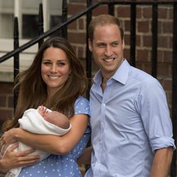 Los Duques de Cambridge con su hijo en su presentación