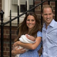 Los Duques de Cambridge con su hijo en su presentación