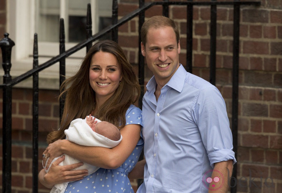 Los Duques de Cambridge con su hijo en su presentación