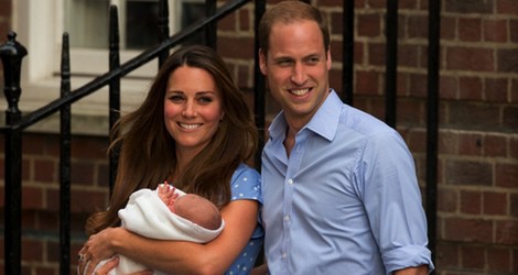 Los Duques de Cambridge con su hijo en su presentación