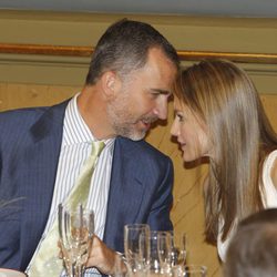 Los Príncipes Felipe y Letizia charlando en la entrega del Premio Luis Carandell