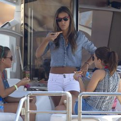 Ana Boyer comiendo pizza con unas amigas en un barco en Ibiza