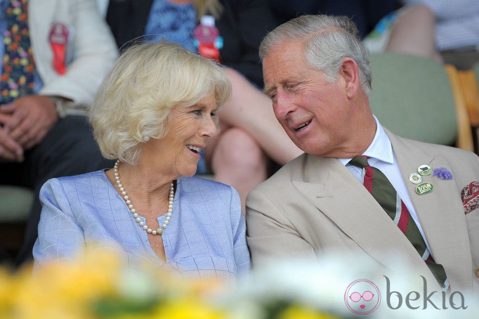 El Príncipe Carlos y Camilla Parker en su primer acto tras el nacimiento del Príncipe Jorge