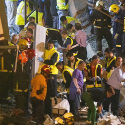 Los bomberos mueven objetos desprendidos del tren accidentado en Santiago