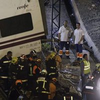 Descansan después de una dura faena tras el accidente de un tren en Santiago de Compostela