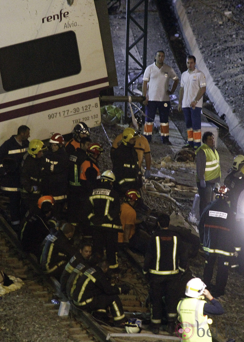 Descansan después de una dura faena tras el accidente de un tren en Santiago de Compostela