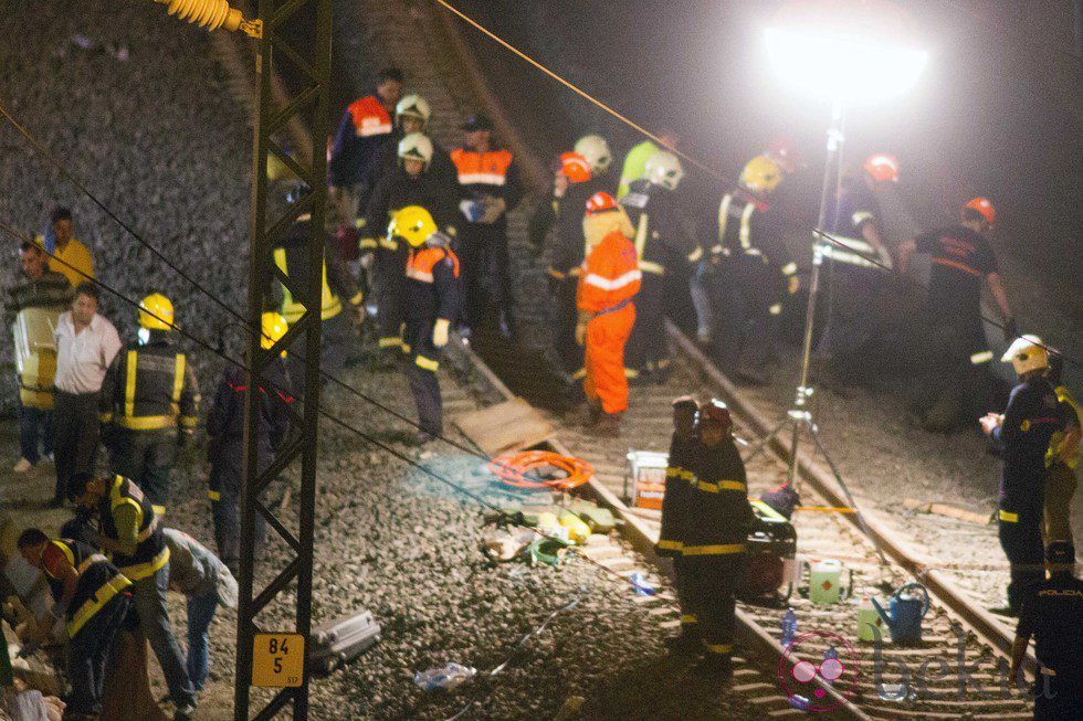 Los bomberos trabajan después del accidente de un tren en Santiago de Compostela