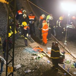 Los bomberos trabajan después del accidente de un tren en Santiago de Compostela