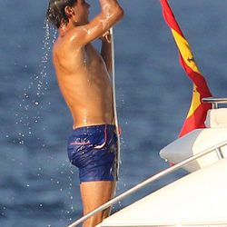 Rafa Nadal duchándose en un barco en Mallorca