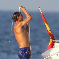 Rafa Nadal duchándose en un barco en Mallorca