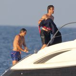 Rafa Nadal se ducha junto a Carlos Moyá en un barco en Mallorca