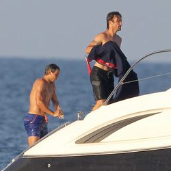 Rafa Nadal se ducha junto a Carlos Moyá en un barco en Mallorca