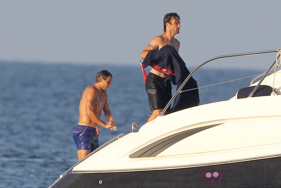 Rafa Nadal se ducha junto a Carlos Moyá en un barco en Mallorca