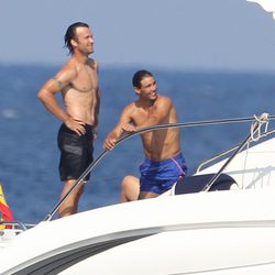 Carlos Moyá y Rafa Nadal en un barco en Mallorca