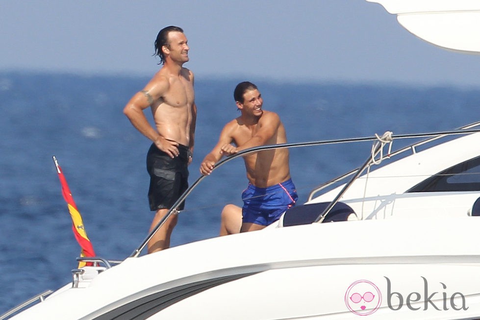 Carlos Moyá y Rafa Nadal en un barco en Mallorca