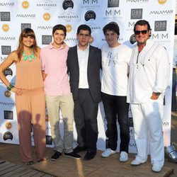 Los concursantes de Masterchef y Jordi Cruz de Masterchef en la inauguración de un restaurante en Barcelona