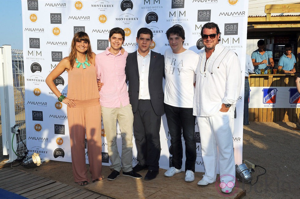 Los concursantes de Masterchef y Jordi Cruz de Masterchef en la inauguración de un restaurante en Barcelona