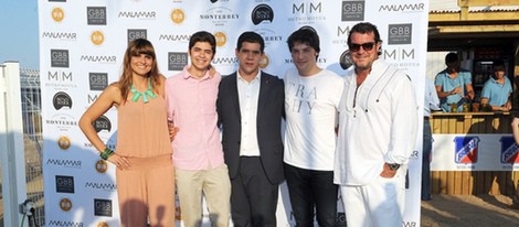 Los concursantes de Masterchef y Jordi Cruz de Masterchef en la inauguración de un restaurante en Barcelona