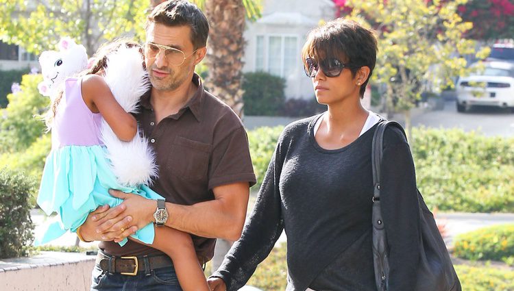 Halle Berry, Olivier Martínez y Nahla acuden al cine en California