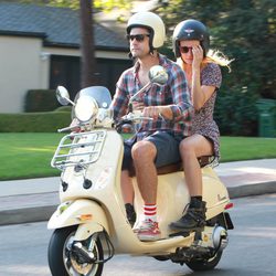 Diane Kruger y Joshua Jackson dando un paseo en moto