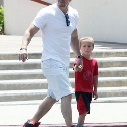 Mark Wahlberg llevando a su hijo brendan a una iglesia de Los Angeles