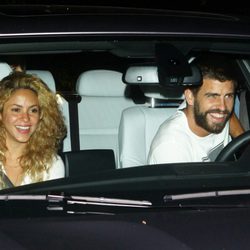 Shakira y Piqué muy sonrientes en un coche en Hollywood