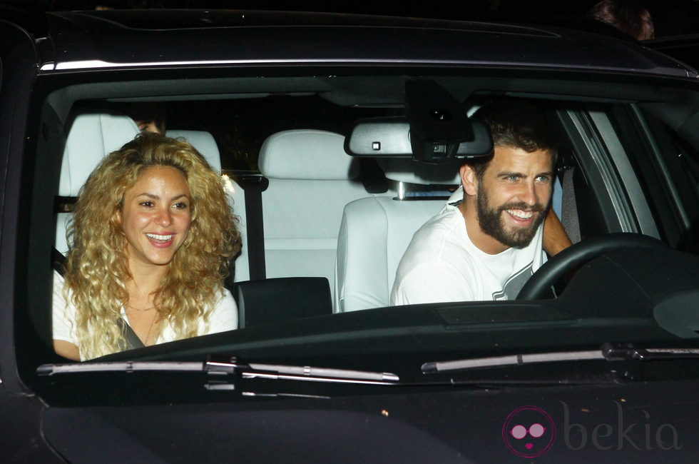 Shakira y Piqué muy sonrientes en un coche en Hollywood