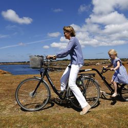 La Reina Matilde y Leonor de Bélgica en bicicleta durante sus vacaciones en Francia