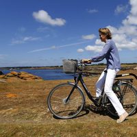 La Reina Matilde y Leonor de Bélgica en bicicleta durante sus vacaciones en Francia