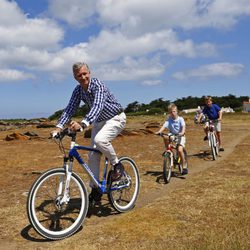 El Rey Felipe con Gabriel y Emmanuel de Bélgica en bicicleta durante sus vacaciones en Francia