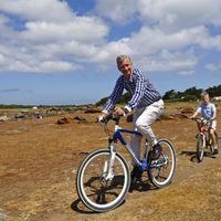 El Rey Felipe con Gabriel y Emmanuel de Bélgica en bicicleta durante sus vacaciones en Francia