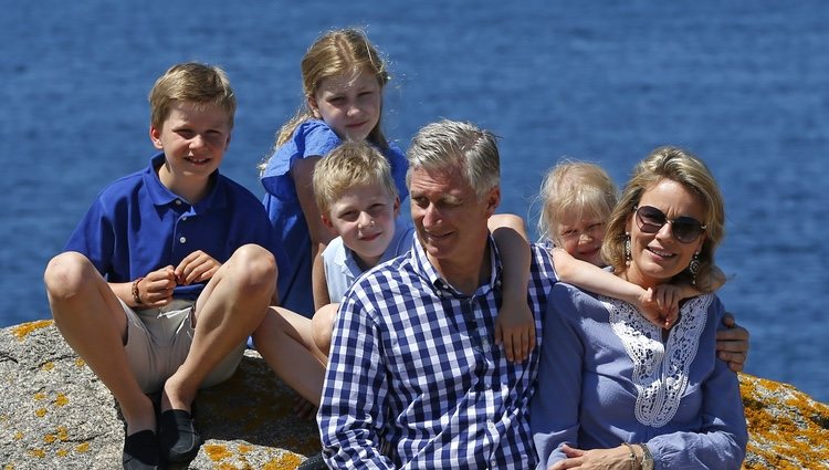 Los Reyes de Bélgica posan con sus cuatro hijos de vacaciones en Francia