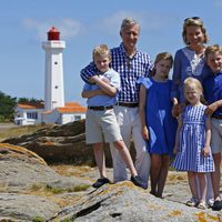 Felipe y Matilde de Bélgica con sus hijos en sus primeras vacaciones como Reyes