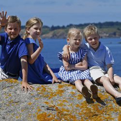 Isabel, Gabriel, Emmanuel y Leonor de Bélgica posan en sus vacaciones