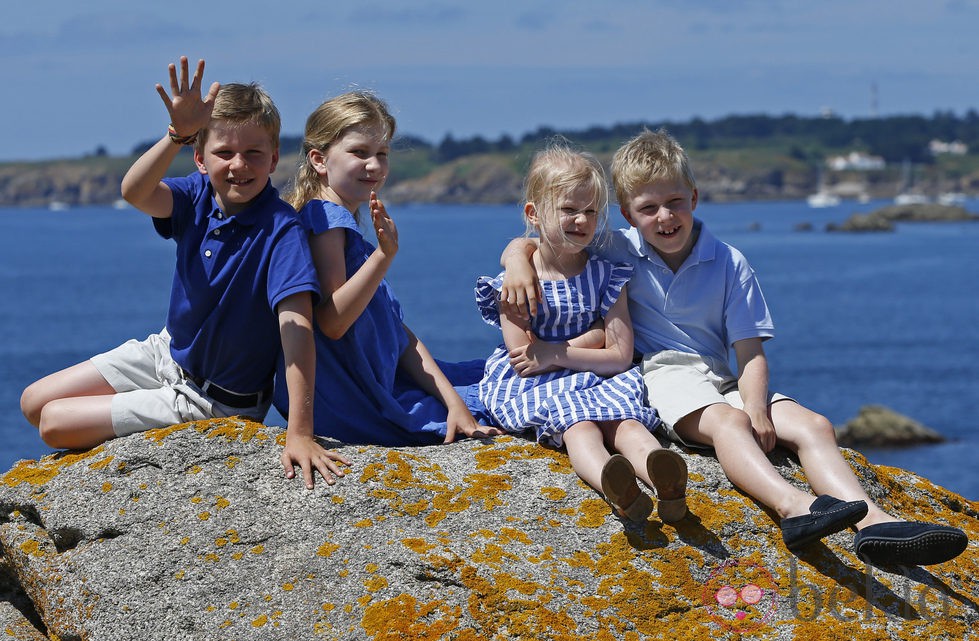 Isabel, Gabriel, Emmanuel y Leonor de Bélgica posan en sus vacaciones