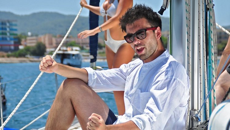 Zeus Tous rueda su nuevo videoclip en un barco en Ibiza