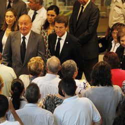 Los Reyes Juan Carlos y Sofía durante la visita a los heridos en el Hospital de Santiago